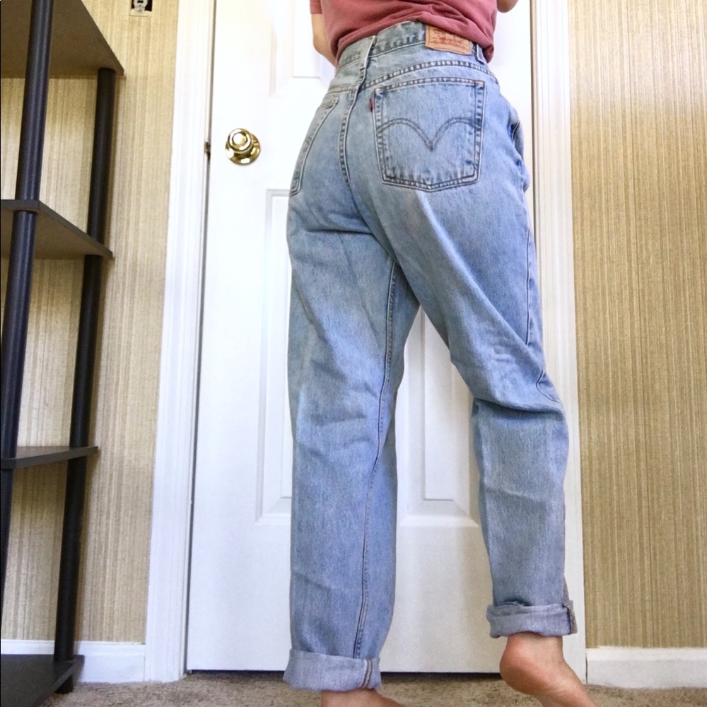Light wash LEVI’s mom jeans - Picture 1 of 5